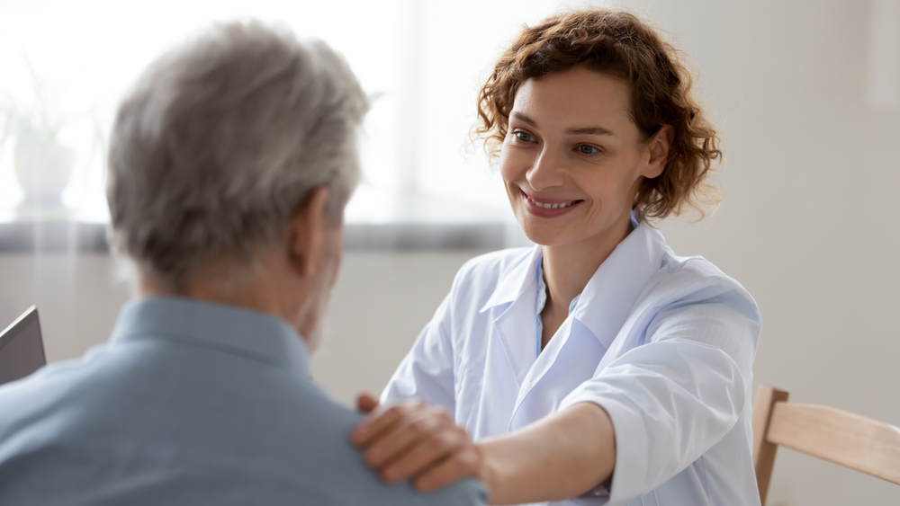 Umschulung in der Pflege und sozialen Bereich. Nach deiner Umschulung wirst du wahrscheinlich im Gesundheitswesen oder bei sozialen Projekten mitarbeiten.