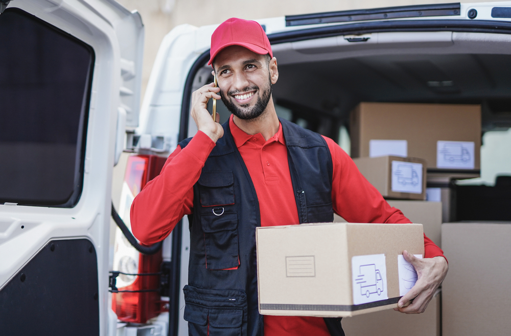 Fahrer arbeiten im Speditionsbereich oder Personentransport. Je nach Tätigkeit verändern sich die Aufgaben von Fahrern.