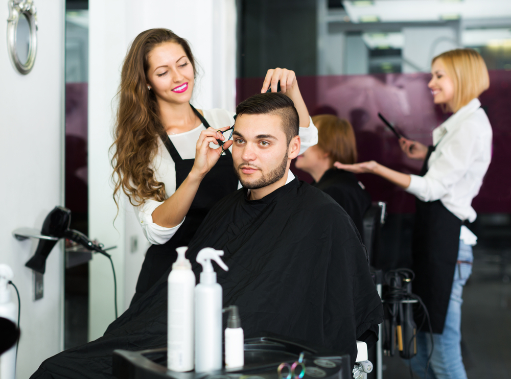 Friseur werden: Mit einer Umschulung kannst du als Friseur arbeiten.