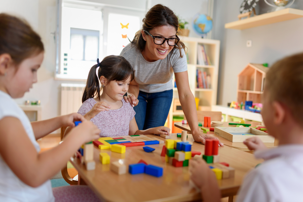Umschulung zur Kindergärtnerin. Diese Optionen hast du, um Kindergärtnerin werden zu können.