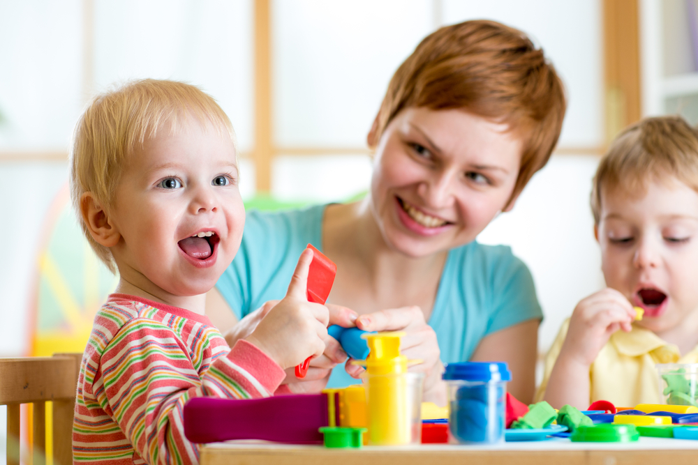 Erzieher werden: Mit einer Umschulung kannst du Erzieher werden und als Kindergärtnerin arbeiten.