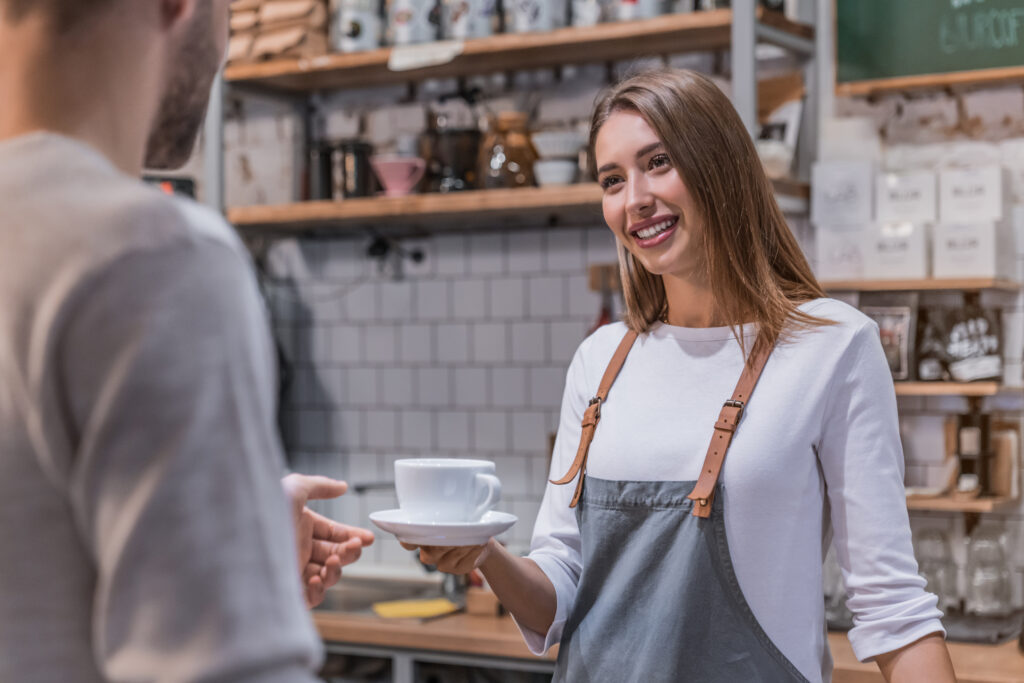 Als Aushilfe kann man in vielen Bereichen der Wirtschaft arbeiten. Besonders im Einzelhandel, Gastronomie und Lagerlogistik werden Aushilfen gesucht.