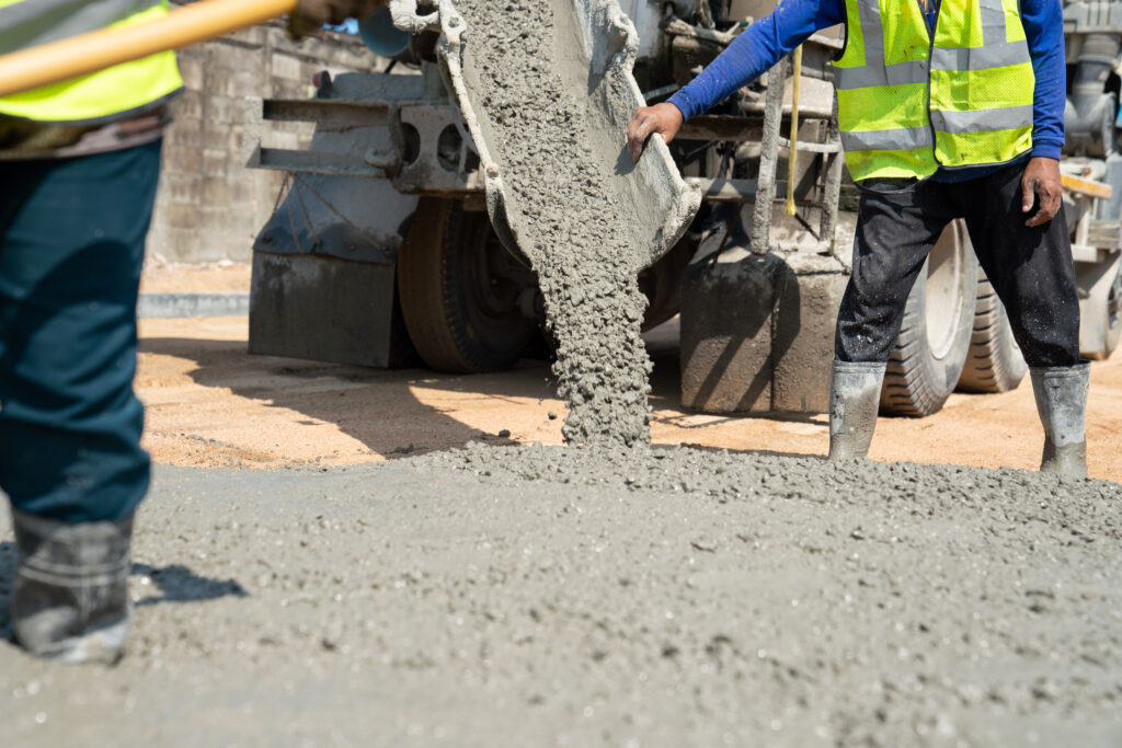 Beton ist unverzichtbar auf der Baustelle. Als Stahlbetonbauer wirst du einen sicheren Job auf der Baustelle haben.