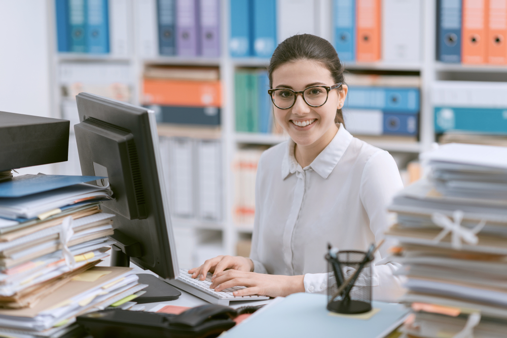 Viele Menschen wollen einen Quereinstieg in einen Bürojob und machen deshalb eine Umschulung zum Bürokaufmann bzw. Bürokauffrau.