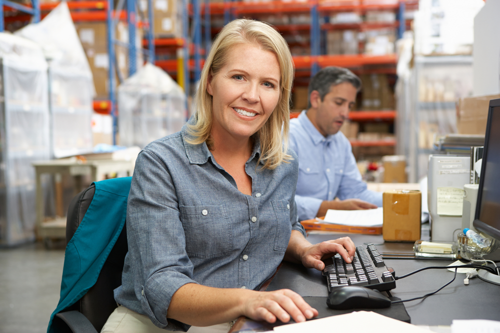 Industriekaufleute arbeiten im Büro im Lager.