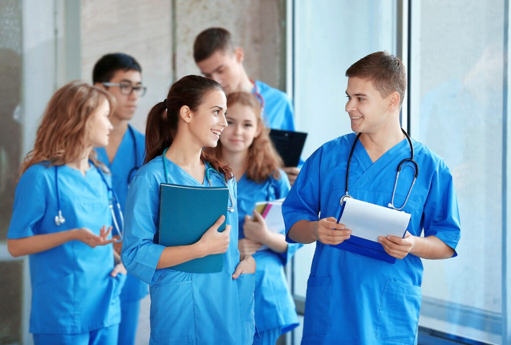 Das Gesundheitswesen ist vielfältig. Sowohl kaufmännische, technische oder medizinische Berufe kann man studieren.