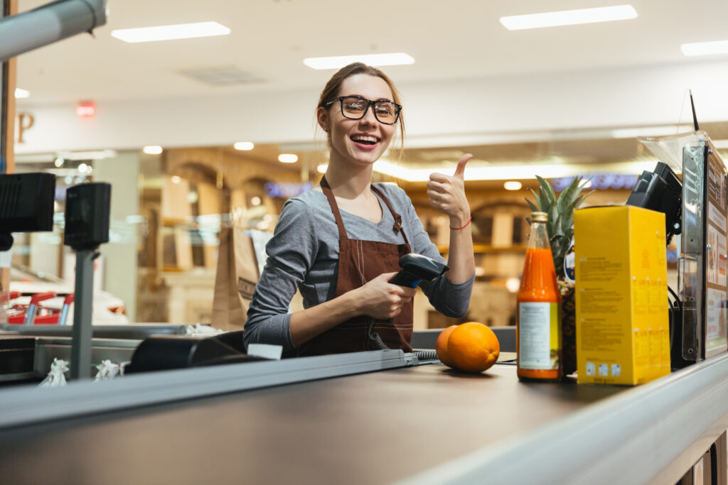 Als Aushilfe an der Kasse von einem Einzelhandelsunternehmen arbeiten. Vor allem in Supermärkten, Baumärkten, Drogerien oder im Bereich Fashion werden immer wieder Aushilfen auf Minijob-Bafsis gesucht.