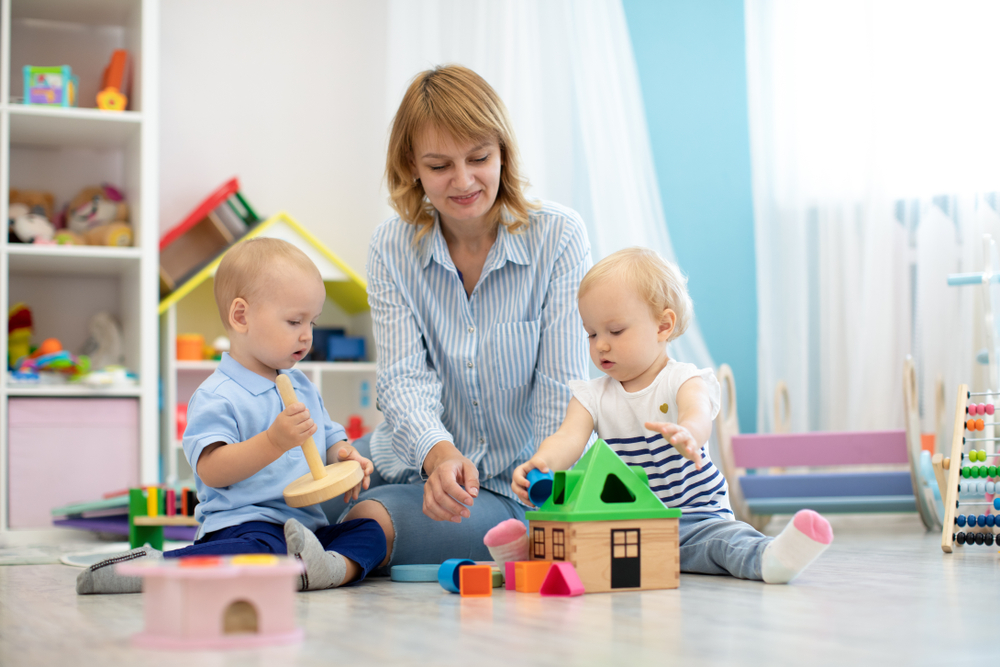 Tagesmutter werden: Entweder eine pädagogische Umschulung absolvieren oder Grundqualifizierung abschließen.